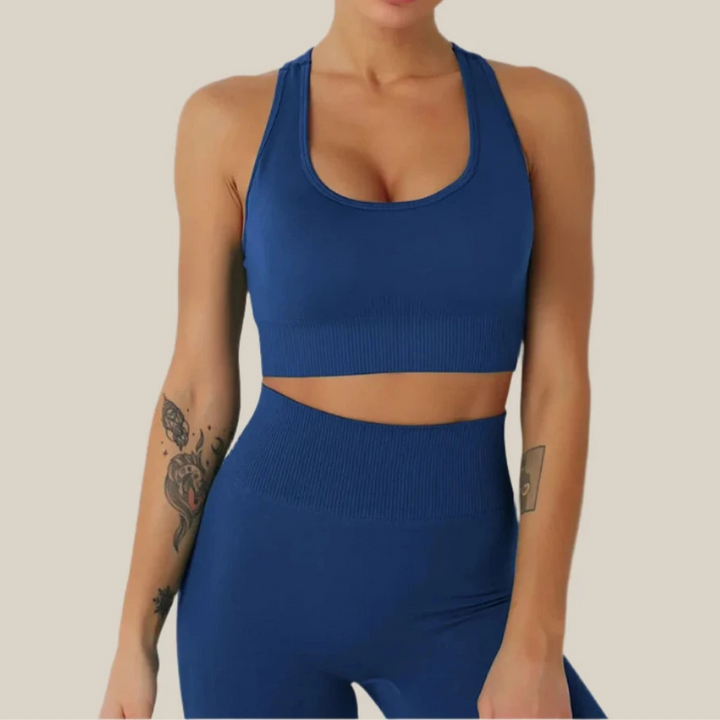 גופיות בייסיק נשים בצבע כחול כהה, מוצגות על דוגמנית במבט מקדימה המציג את הסט המלא.