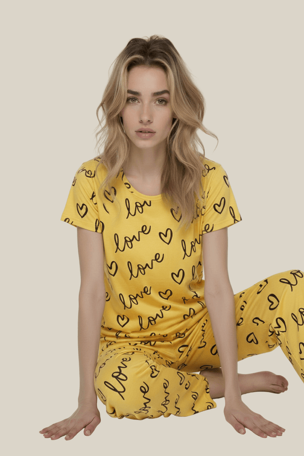 פיג׳מת נשים LOVLY בצבע צהוב עם הדפס לבבות, חולצה קצרה ומכנס תואם לסטייל נינוח לבית.